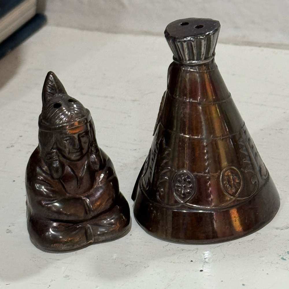 Vintage Native American Figurine and Teepee salt and pepper shakers‎ Set